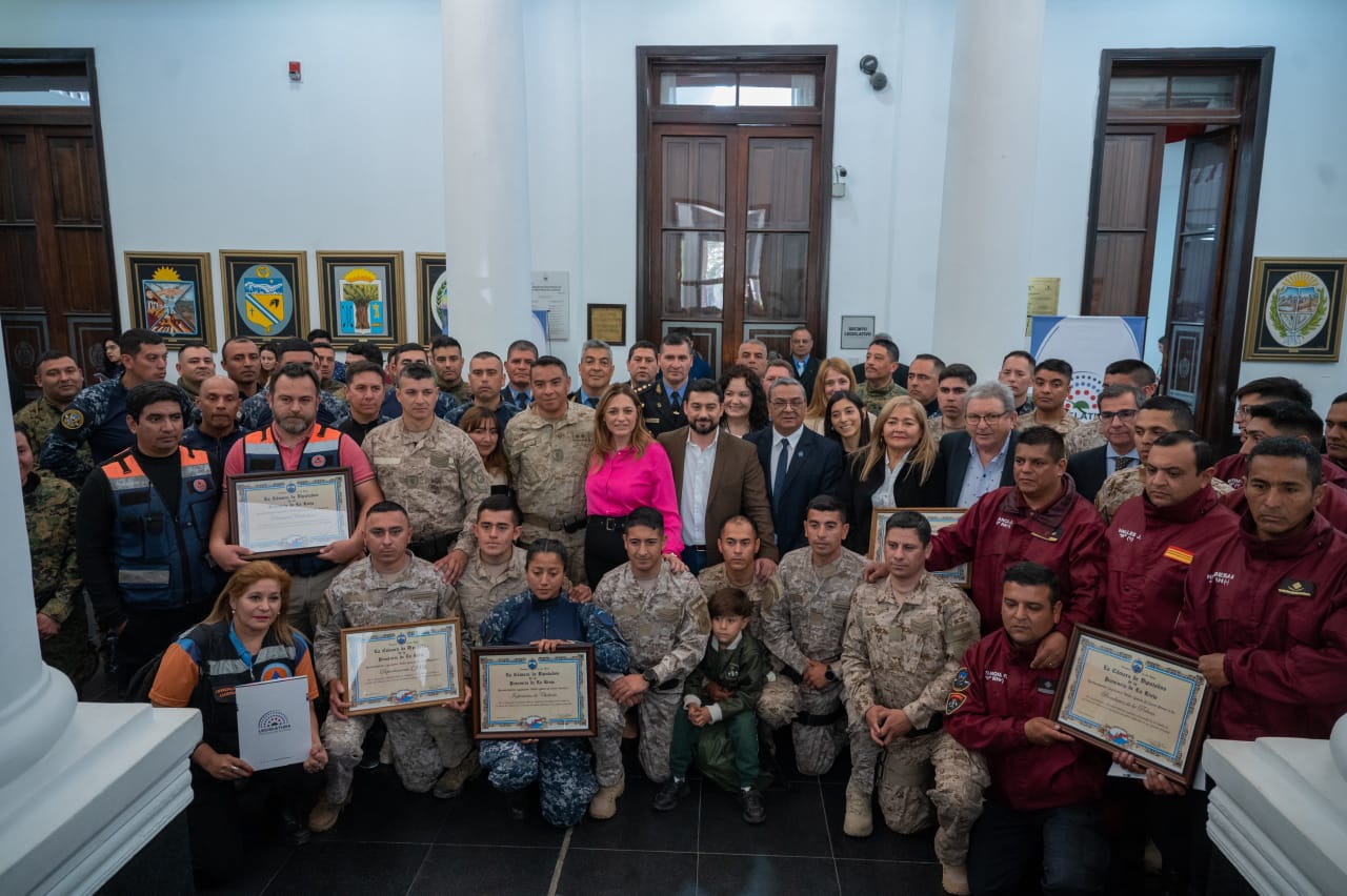 Reconocieron al personal que combatió el incendio forestal y crearon la bandera provincial de la Chaya