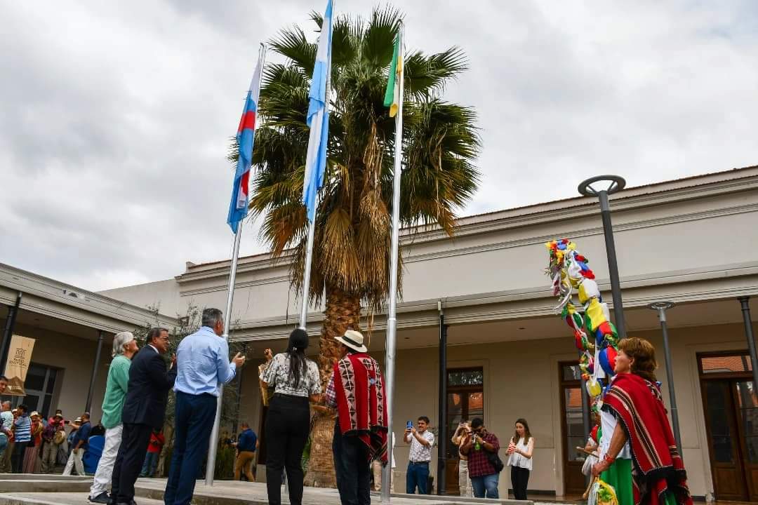 Con el acompañamiento de vidaleros, se realizó el izamiento de la bandera oficial de la Chaya