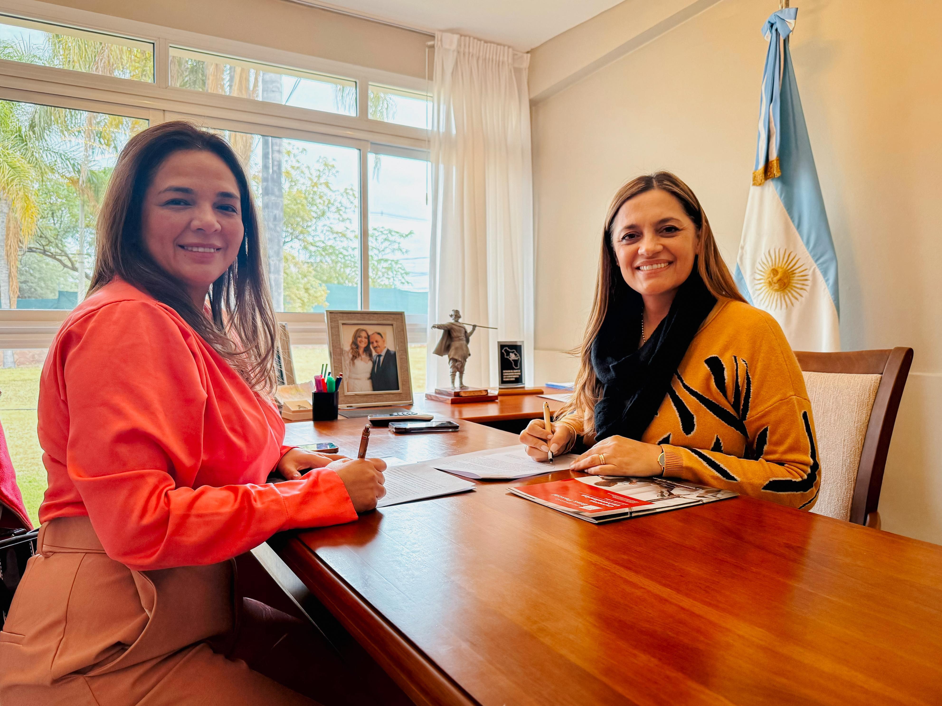 Más oportunidades para estudiar: empleados legislativos accederán a beneficios en la Universidad Blas Pascal