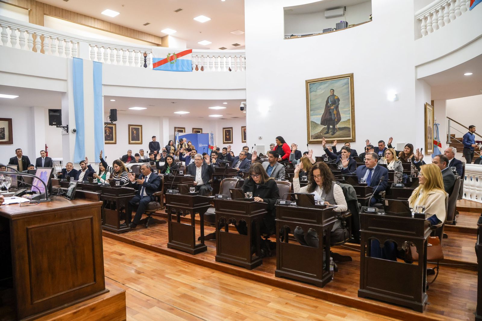 Repudios, derechos y orgullo riojano: una sesión atravesada por la defensa de la dignidad y la esperanza
