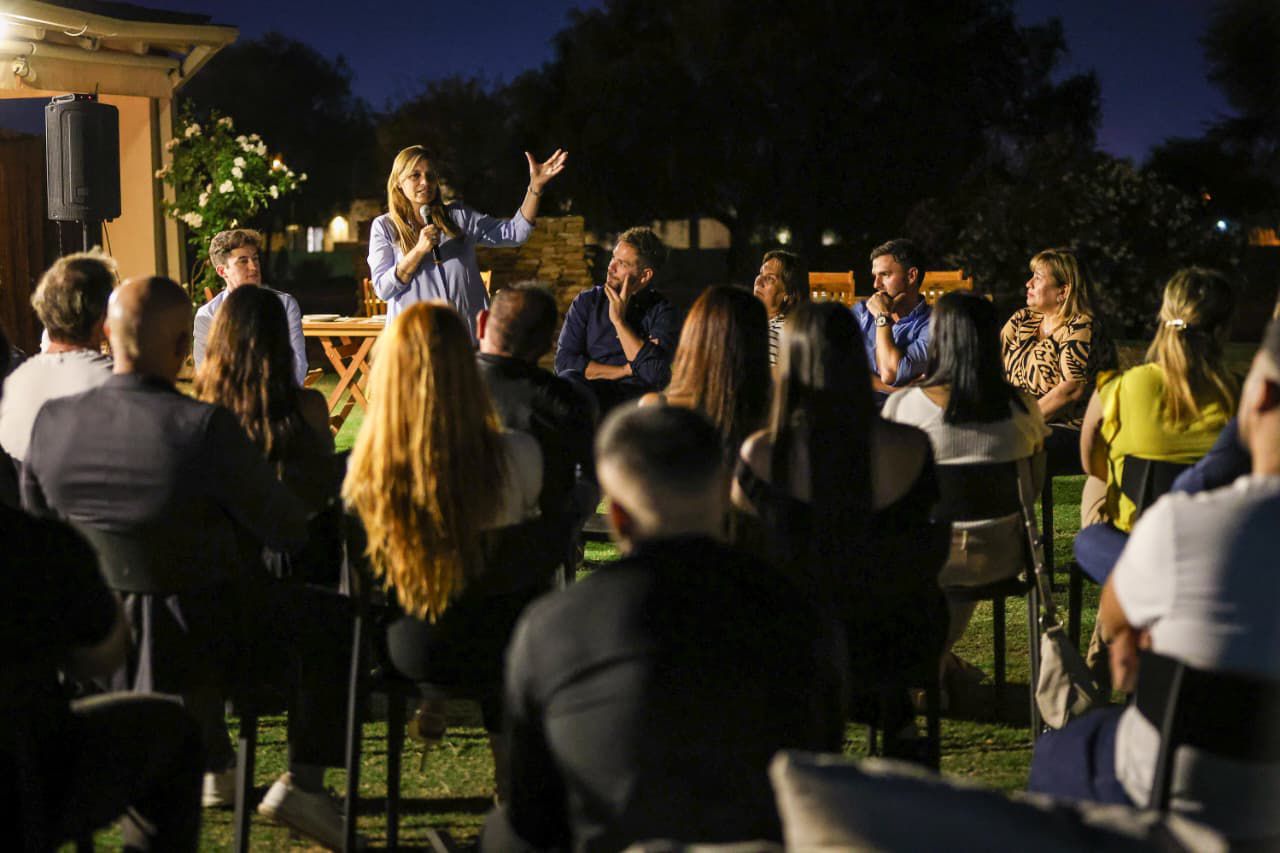 Tere Madera junto a empresarios: “defendemos a las pymes y al trabajo riojano con decisiones políticas claras” Tere Madera junto a empresarios: “defendemos a las pymes y al trabajo riojano con decisiones políticas claras”