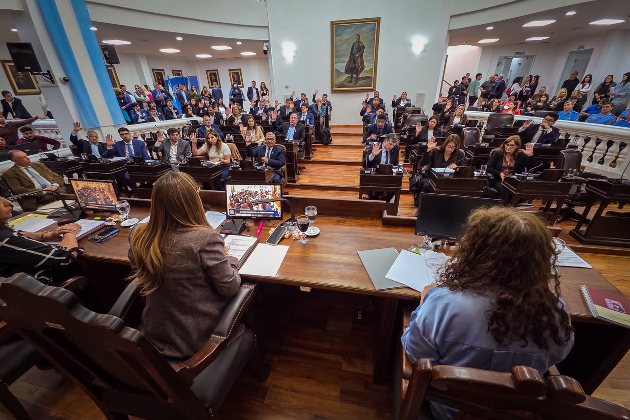 Legisladores rindieron homenaje al senador Pagotto y aprobaron nuevas iniciativas